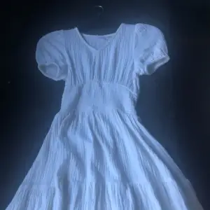 En fin vit klänning , den är för liten för mig , annars hade jag behållt, inga fläckar på dem 