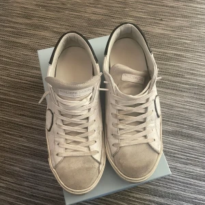 Philippe model - Säljer dessa då de är lite för små för mig. De är i fint skick och inga hål på undersidan. Köpta för ca 3800 på United fashion. (Gör rent dom innan jag skickar).