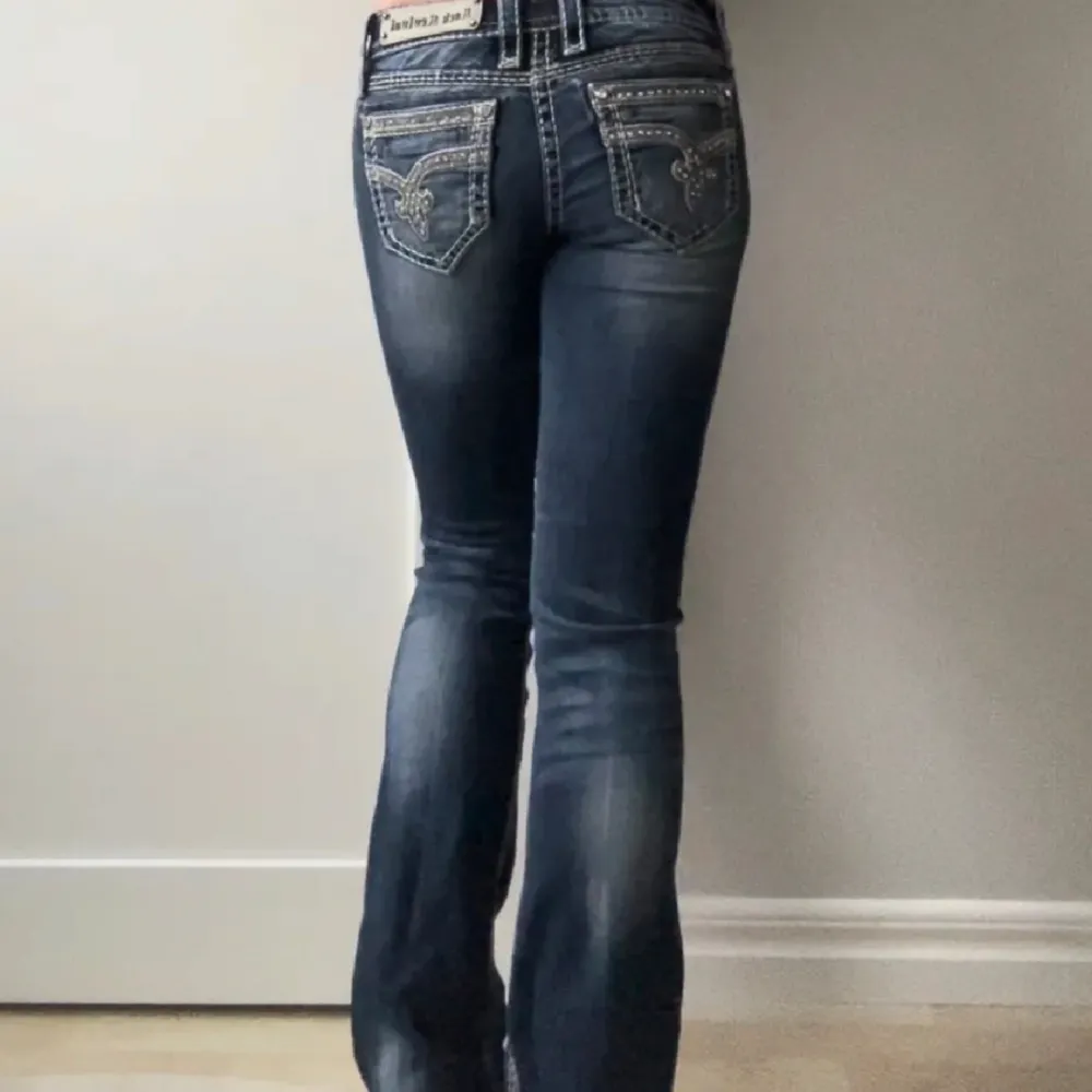 Midjemått tvärs över 36 cm och innerbenet är 76cm. Jeans & Byxor.