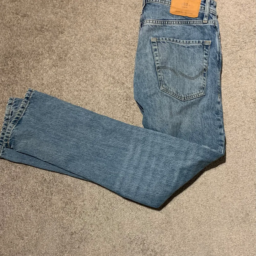 Säljer dessa snygga jack&Jones jeans. Bra skick och inga skador. Storlek: 28/32.. Jeans & Byxor.