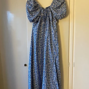 Klänning  - Säljer nu denna sommriga klänning. Den är lång och har slits med en fin knytning i halsen. Stl L pris 60 kr🩷