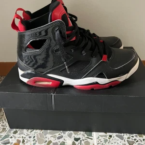 Jordans - Hej! Säljer dessa jordans i storlek 40 då jag inte använder dem längre. Nypris 3466kr men säljs för 799! De är i väldigt bra skick men också väl använda som ni ser på bilden. Man får med boxen till och pris kan diskuteras vid snabb affär☺️