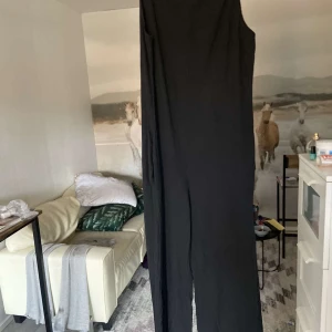 Svart byxdress  - En fin byxdress aldrig använd  Storlek M