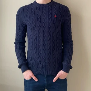 Morris kabelstickad - Morris kabelstickad tröja i väldigt bra skick|storlek:S|nypris:1699kr vårt pris:349kr|modellen på bilden är 180|hör gärna av er vid funderingar, Mvh