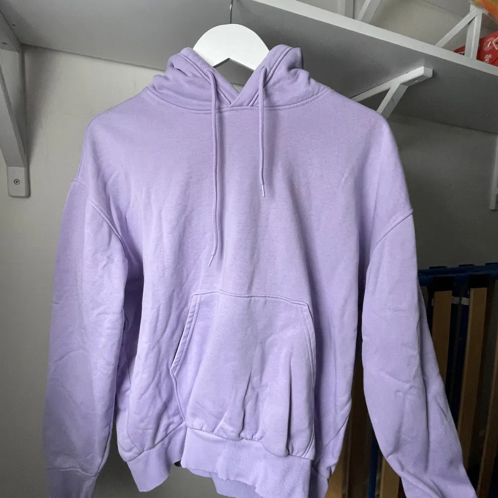 Säljer denna fina lila hoodie då den ej kommer till användning! Jätte fint skick och knappt använd. Vid fler bilder eller intresserad av köp, kontakta mig:) . Hoodies.