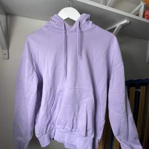 Säljer denna fina lila hoodie då den ej kommer till användning! Jätte fint skick och knappt använd. Vid fler bilder eller intresserad av köp, kontakta mig:) 