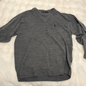 Ralph Lauren tröja - Liten i storlek och skulle säga att den är storlek Small/liten Medium