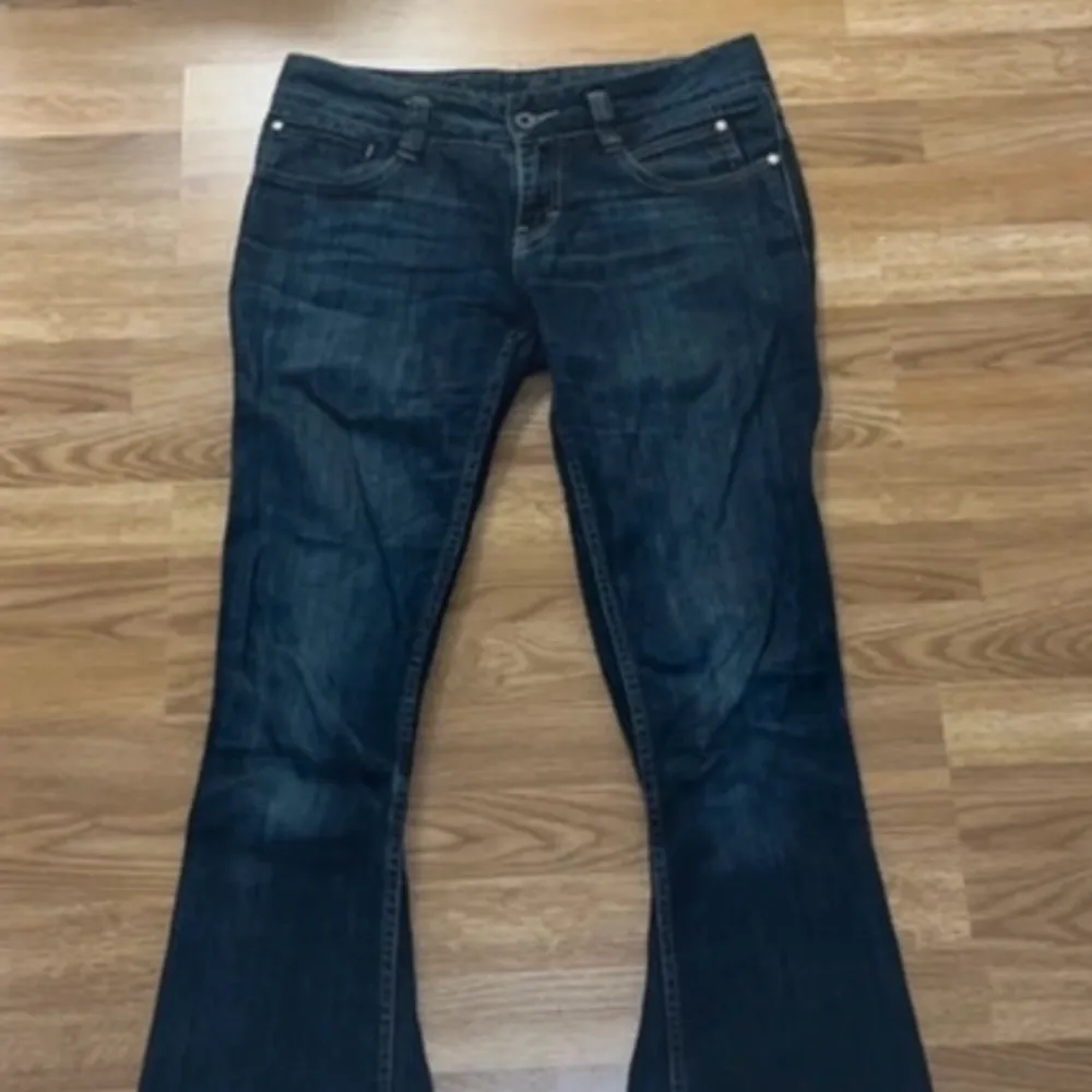 Jätte snygga Lågmidjade bootcut jeans !! Midjemått:40cm  Innerbenslägnd:79cm Storlek 28w. Jeans & Byxor.
