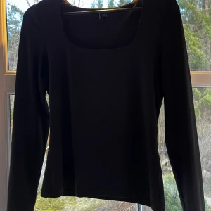 Svart tröja  - En fin svart långärmad tröja från vero Moda, jätte skönt material, har aldrig andvänt den då den är lite för stor för mig