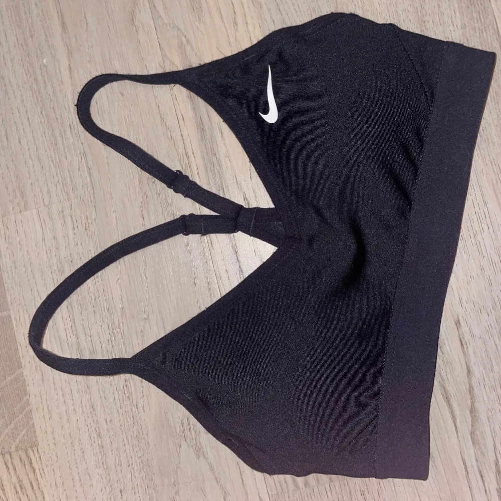 Träningsbh från Nike i svart, skitsnygg men lite liten för mig tyvärr. Aldrig använd 🖤. Sport & träning.