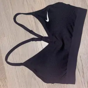 Träningsbh från Nike i svart, skitsnygg men lite liten för mig tyvärr. Aldrig använd 🖤