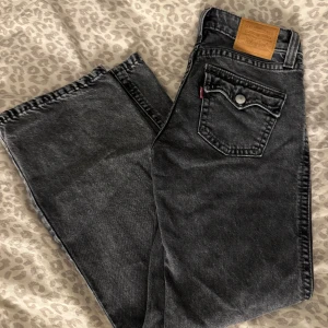 Low waits bootcut jeans - Säljer mina superfina bootcut jeans ifrån Levi’s i modellen ”Noughties bootcut”💕💕 Nypris 1200 kr, jättefint skick då dem endast är använd en gång!!😍Pris kan diskuteras