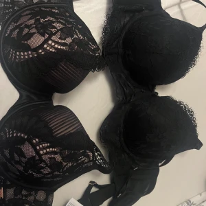 Hunkemöller  Bh-ar - Säljer dem här helt oanvända bh-arna för 199kr st men för båda 300kr Storlek 80c båda är tvillingstorlekar till 85B