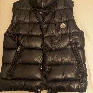 Moncler vest TIBB DOWN GILET  - Fint skick