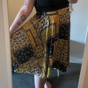 Gulsvart mönstrad kjol - Använd men utan skavanker. Köpt på ginatricot runt 2020. 