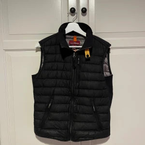 Parajumpers Väst - Hej! Säljer nu min parajumpers väst då jag aldrig använder den. Den är storlek Y-L och passar någon som är runt 165-170cm lång. Det finns inga tecken på användning och är i sjukt bra skick! Tänker mig runt 1500kr men kan gå ner i pris vid snabb affär