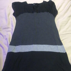 Klänning  - I bra skick  Den har tre färger svart,grå och mörk grå 
