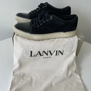 Lanvin - Tjena, säljer ett par schyssta Lanvins i strl 41. Skorna är i 8/10 skick, använda sparsamt! Dustbag medföljer samt replacement box! Hör av er vid frågor!🙌🏼🍬 