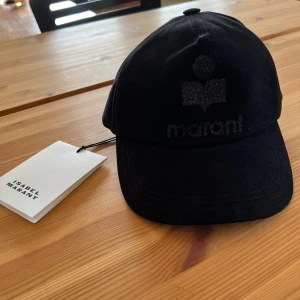 Isabel Marant keps - Helt ny keps från Isabel Marant med etiketter! I 100% bomull. Storlek 57cm.