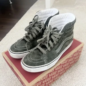 Vans - Säljer mina Vans i fint skick då jag tyvärr inte använder dom och köpt Vans i en annan färg💕Storlek 36,5 men stora i storleken så passar mig som vanligtvis har 37