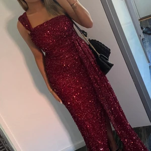 Balklänning  - Jättefin röd balklänning. Den är endast använd en gång. Sitter jättefint på kroppen! Passar perfekt för s/m 