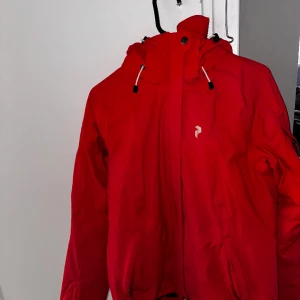 Peak jacka - Peak jacka med storlek S. Dam Riktigt fint skick!