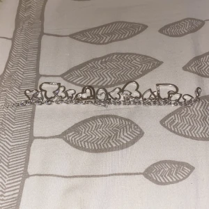 armband med hjärtan  - armband med hjärtan på  dem är ej äkta silver