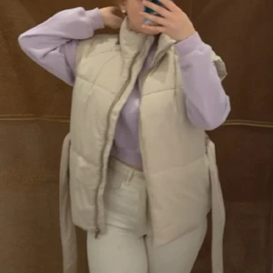 Väst - Väst i från Vila, knappt använd så den är i fint skick. Den är storlek 38 