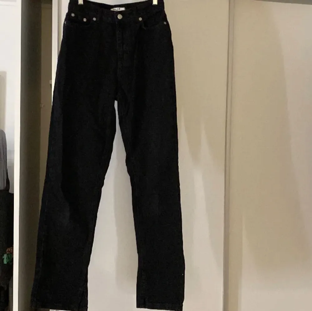 Fina svarta jeans från NA-KD med slits vid slutet av jeansen. Använda 2 gånger och därför i väldigt bra skick och inte slitna alls.. Jeans & Byxor.