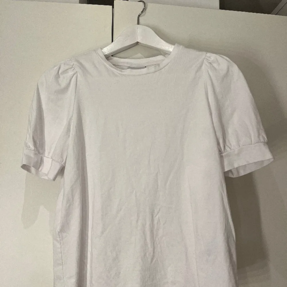 Säljer denna fina tröja från Vero Moda💖 original priset är 249kr och mitt pris går att diskutera 💖 Den är typ aldrig använt , alltså tröjan är som ny. . T-shirts.