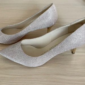 Glittriga klackskor  - Glittriga klackskor i storlek 37 ✨Säljer då de är förstora för mig, har egentligen 36. 