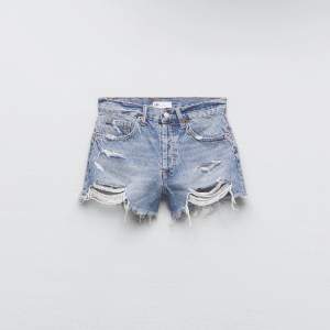 Säljer ett par jätte fina jeans shorts från zara som är fina till sommaren. Jätte bra skick nypris 329 men säljer för 200💞 skicka privat för bilder på/mått osv❤️