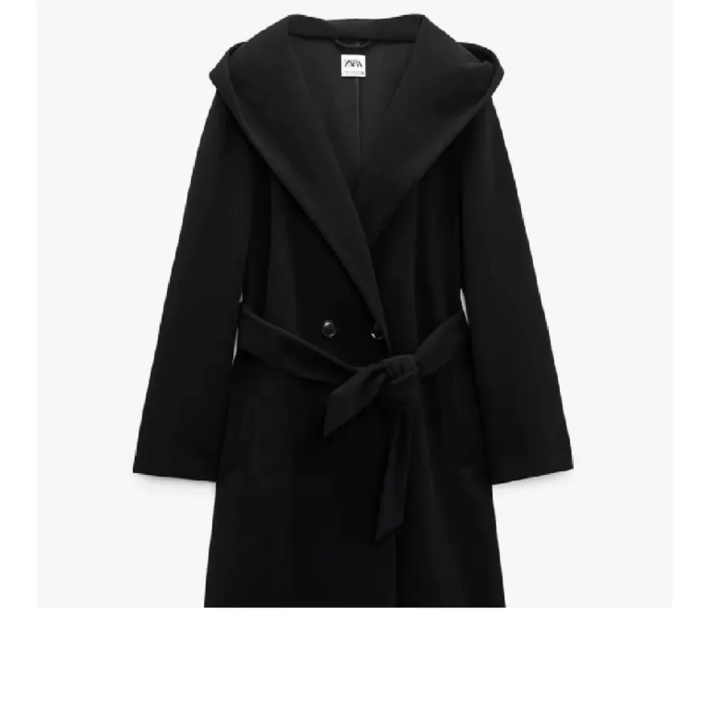 Säljer denna kappan från Zara i svart storlek S/M.  Har alldeles för många kappor för tillfället så denna kommer inte tills användning längre. Ge gärna prisförslag! 🌸💗 Superfint skick! . Jackor.