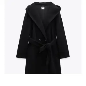 Säljer denna kappan från Zara i svart storlek S/M.  Har alldeles för många kappor för tillfället så denna kommer inte tills användning längre. Ge gärna prisförslag! 🌸💗 Superfint skick! 
