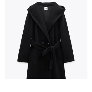 Zara kappa - Säljer denna kappan från Zara i svart storlek S/M.  Har alldeles för många kappor för tillfället så denna kommer inte tills användning längre. Ge gärna prisförslag! 🌸💗 Superfint skick! 