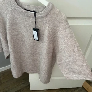 Trekvart T-shirt  - Beige stickad trekvart t-shirts från lager 157💞 använd en gång,så den är i nyskick 💕superfin men kommer inte till användning 💞