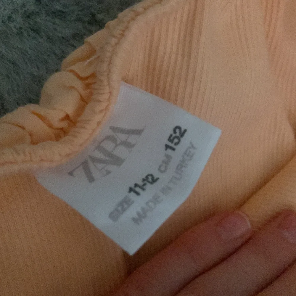 Säljer min super snygga orangea volang tröja från zara. Säljer då den inte kommer till användning. Knappt använd. Pris kan diskuteras ❤️. T-shirts.