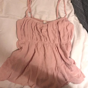 Rosa brandy topp - Somrig rosa topp från brandy melville, helt oanvänd och med justerbara axelband. Strl xs 💕💕