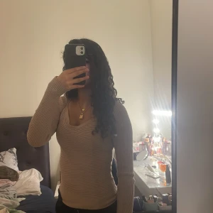 Topp - Fin ribbad beige topp