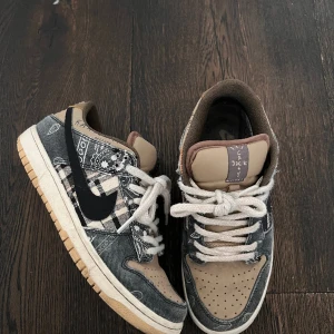 nike sb dunk low travis scott 'cactus jack' - Säljer mina älskade travis. Köpta av en tjej på second hand som hade kvitto men jag har ibte bild på det. Har inte låda heller men de är i bra skick. Jag säljer billigare eftersom jag inte har bevis på att de är äkta.