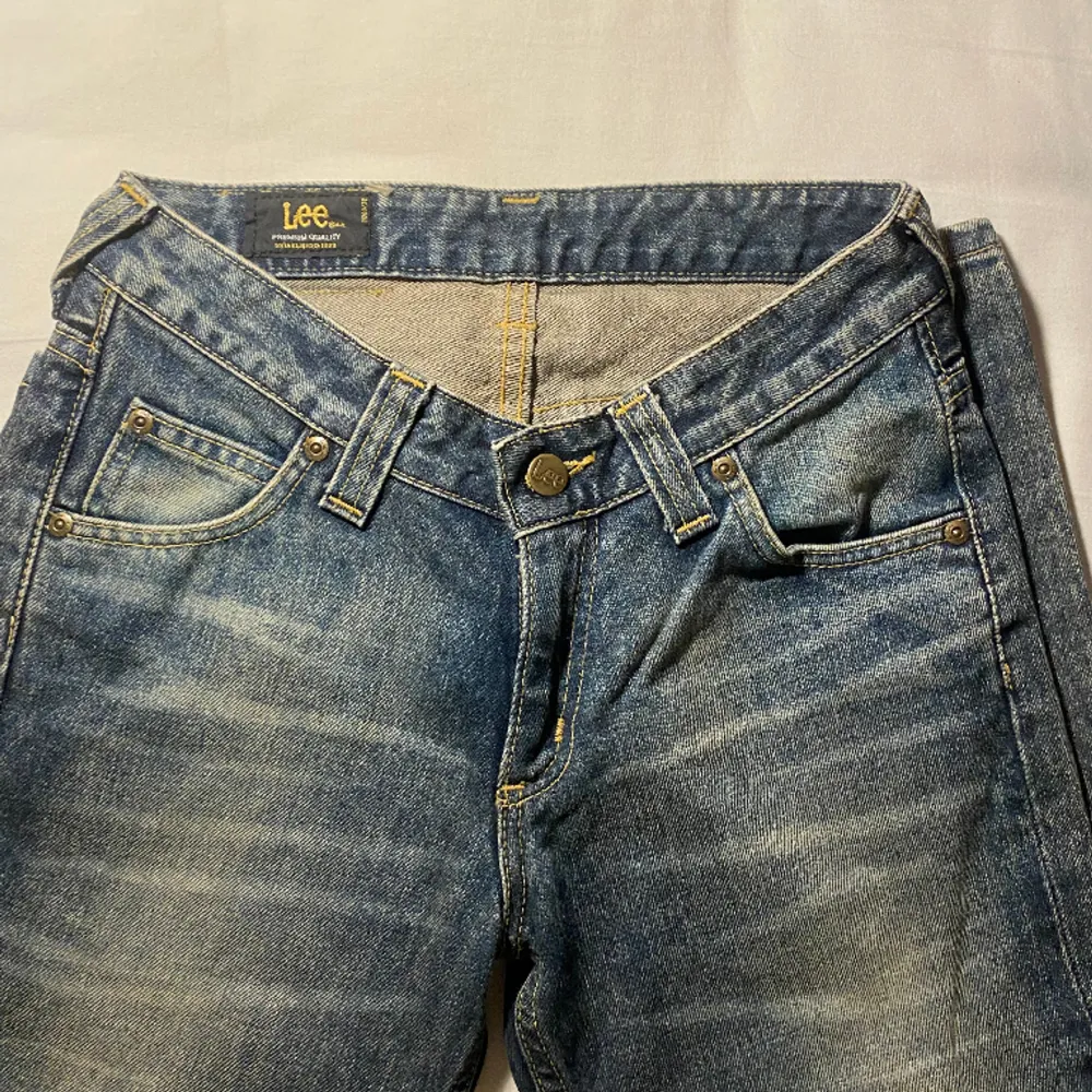 Lågmidjade utsvängda lee-jeans. Storlek 26/33 enligt lappen men skulle säga det är i XS/34. Knappt använda.. Jeans & Byxor.