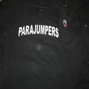 Parajumper tröja - Äkta parajumper tröja.  Stl. Y-M      Nästan ny använd ett fåtal gånger. Passar till barn. Pris kan diskuteras 