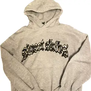 Grå hoodie med riktigt fet broderad ”sweet sktbs” text  Skön loose fit passform 🙌 står xxs men passar XS/S  Fint skick, Ordinarie pris: 799kr