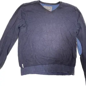 Stickad mörkblå tröja från märket Race Marine. Stlk. S  Ord.pris ca 500kr Coola detaljer vid armbågar. En fin vardagströja till allt möjligt☺️💗🥂