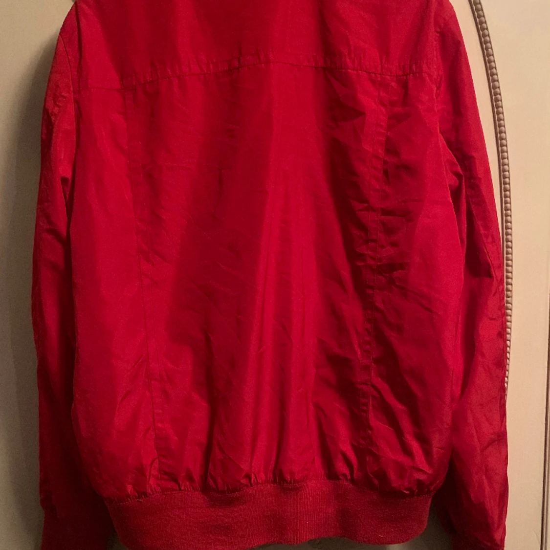 Röd vindjacka  - 90