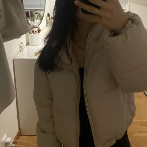 Pufferjacka - Pufferjacka från HM i beige/creme färg 