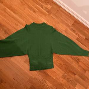 Grön stickad tröja från Gina Tricot med tight midja och vida armar 