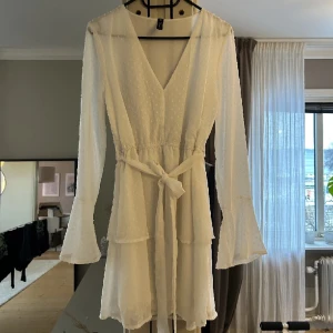 Studentklänning - Jättefin studentklänning i fint skick! Bilderna är från hon jag köpte den av, har endast testat den men den passa mej ej, därför säljer jag vidare den🤍storlek xs men passar S!