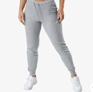 Mjukisbyxor Nike  - Gråa mjukisbyxor från Nike i stolek s. Skulle säga att dem är midwaist.💕