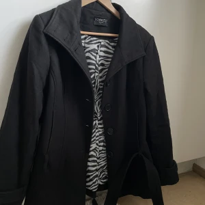 Soaked in luxury jacka med skärp - Säljer min svarta soaked in luxury jacka. Skärp medföljer. Varm och fin. Storlek L men passar även M och S för en lite oversized look😍. Köparen står för frakt❤️